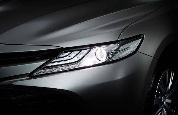 フルモデルチェンジしたトヨタカムリ　Bi-Beam LEDヘッドランプ　層に重なったLEDクリアランスランプ