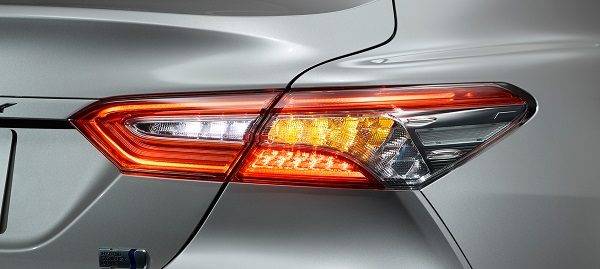 層に重なったLEDクリアランスランプ　リアコンビネーションランプ