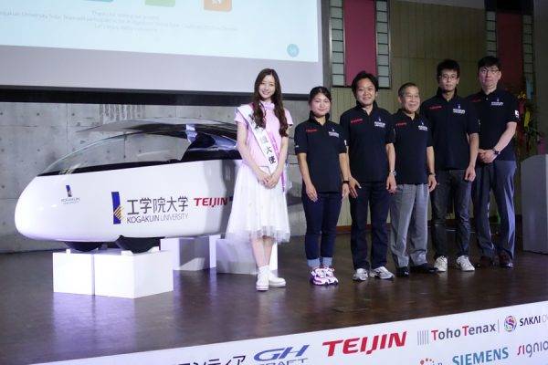 2017ワールドソーラーチャレンジに出場する工学院大学チーム 応援大使足立梨花