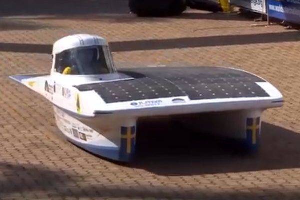 全面投影面積を抑えることができるカタマラン型(双胴型)ボディ