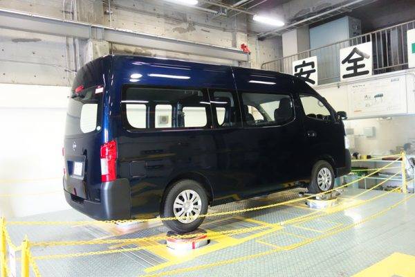 日産　NV350キャラバン　4輪過振試験風景