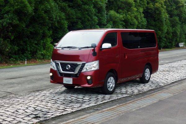 日産　NV350キャラバン　悪路走行試験風景　石畳