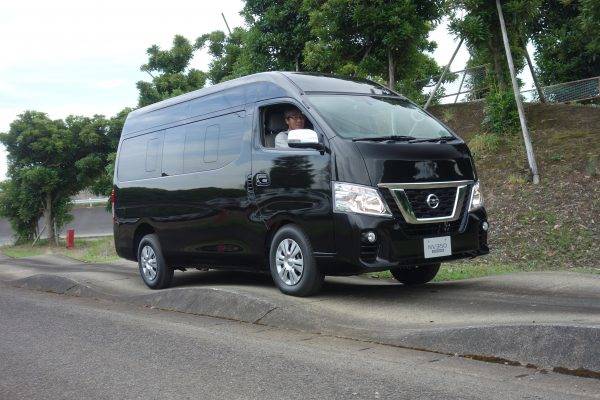 日産　NV350キャラバン　逆位相路面走行試験風景