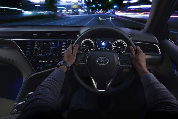 トヨタ 新型カムリ コックピット走行イメージ