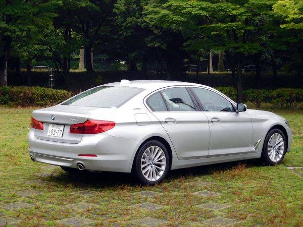 BMW　530e　リアイメージ