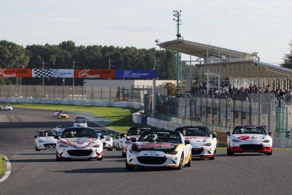 ロードスターメディア対抗4時間レース スタート風景