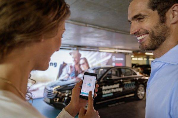 ダイムラーとボッシュが共同開発した自動バレットパーキング　スマホアプリで車両を呼びだし