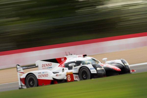 ニュルブルクリンク6時間レース　フォーメーションラップ中に燃料ポンプトラブルガ発生したトヨタ8号車