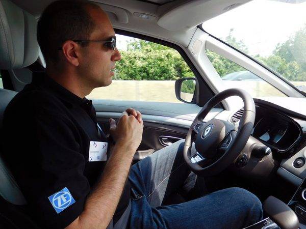 自動運転中のZFビジョンゼロカー　アウトバーン走行風景