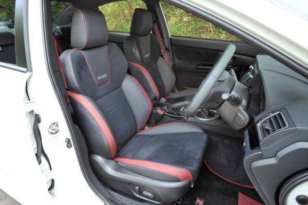 スバル WRX STI マイナーチェンジ シート