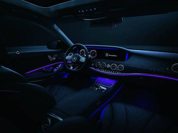 メルセデス・ベンツ　新型Ｓクラス　夜間のコックピット　アンビエントライトイメージ