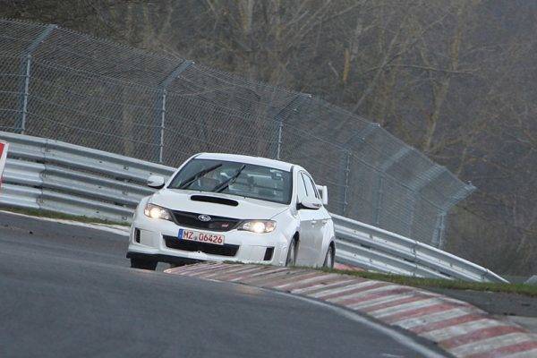 ニュルブルクリンク　スバル　WRX　テスト走行風景