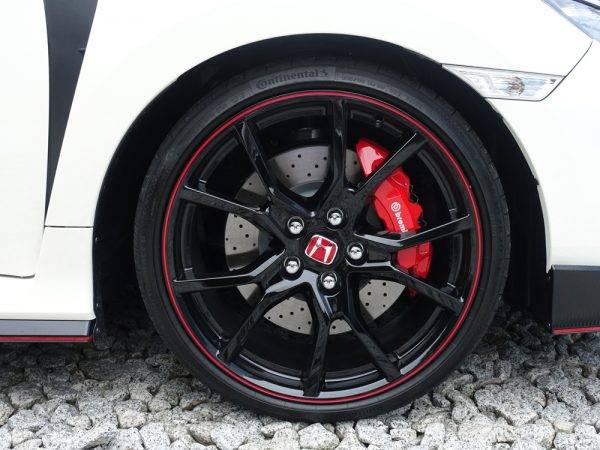 ホンダ　シビック・タイプR　ホイール　ブレンボ製キャリパー　コンチネンタル製タイヤ