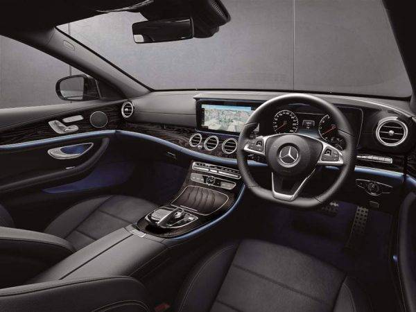 メルセデス・ベンツ　E350e AVANTGARDE SPORTS　コックピット