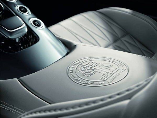 メルセデスAMG GTロードスター　インテリア　本革に刻印されたAMGロゴ