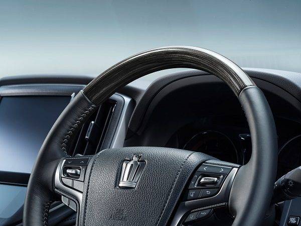 トヨタ　クラウン　特別仕様車　J-FRONTIER Limited　ブラックレイヤーウッドステアリング
