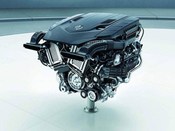 メルセデス・マイバッハS560 V8エンジン