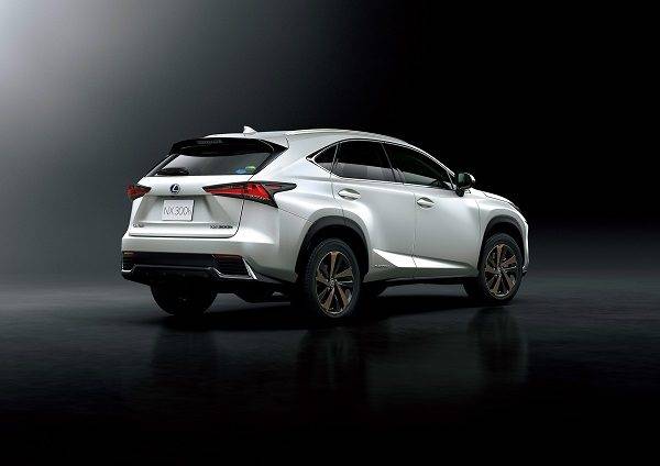 LEXUSは、NX300h／NX300をマイナーチェンジ　NX300hリヤイメージ
