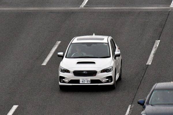 スバル アイサイト・ツーリングアシストを体験レポート 中央車線走行イメージ