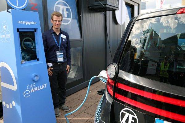 ZF　自動運転向け製品群を公開　CAR eWALLET 料金自動支払いシステム利用風景
