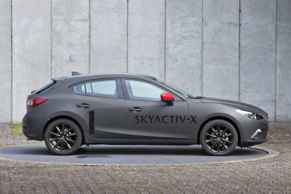 マツダ　スカイアクティブ-X　テスト車両　サイドイメージ