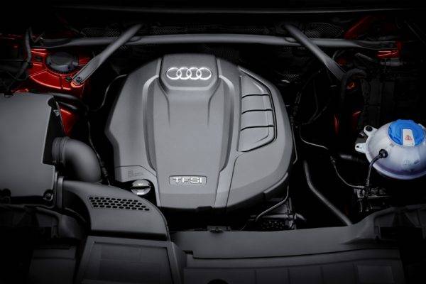 アウディQ5　エンジンルーム　2.0TFSIエンジン