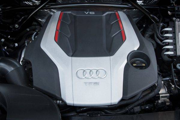 アウディSQ5　エンジンルーム　3.0TFSI　V6 3.0Lターボエンジン