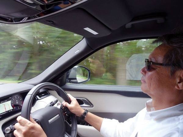 レンジローバー・ヴェラール　試乗　運転風景