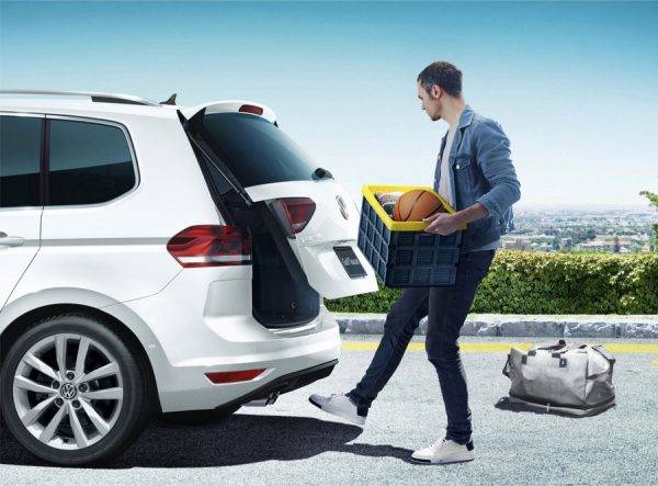 Golf Touran TSI Comfortline Tech Edition 2 イージーオープン機能付きパワーゲート