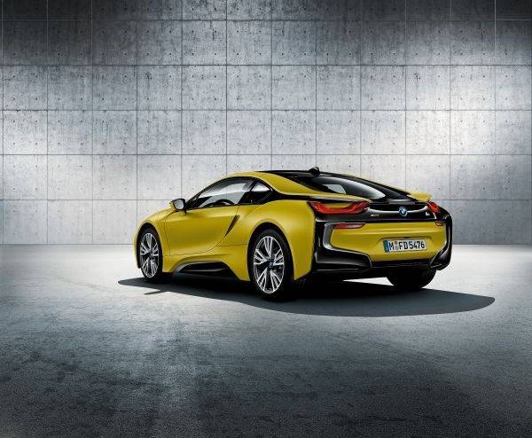 BMW i8 Protonic Frozen Yellow　リヤイメージ