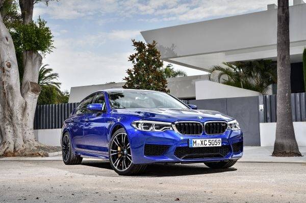 BMW　東京モーターショーに出展するM5