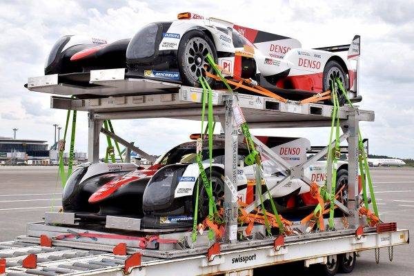 積載車に乗せられているTS050ハイブリッド