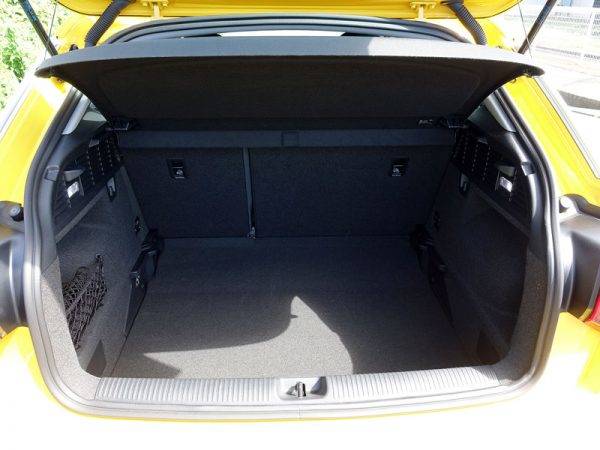 アウディQ2 1.0TFSI ラゲッジスペース