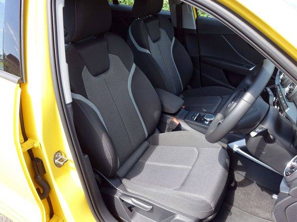アウディQ2 1.0TFSI フロントシート オプション設定されているレザーシート