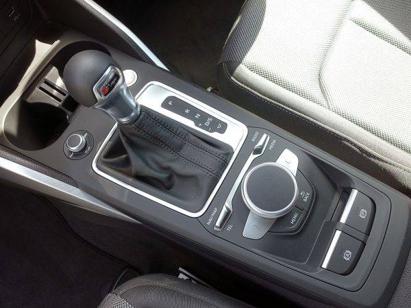 アウディQ2 1.0TFSI センターコンソール