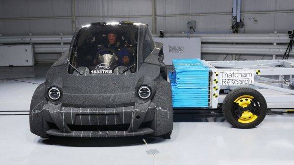 フランクフルトショー　ZF　乗員保護システム　超小型モビリティ用シートベルト　側面衝突試験風景