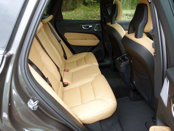 ボルボ　XC60　試乗記　リアシート