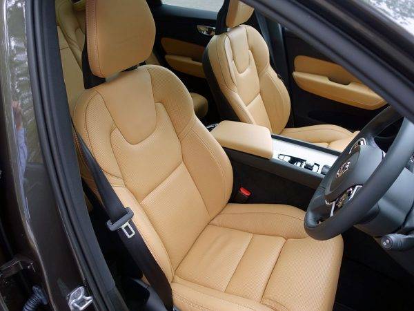 ボルボ　XC60　試乗記　フロントシート　パンチングレザー表皮