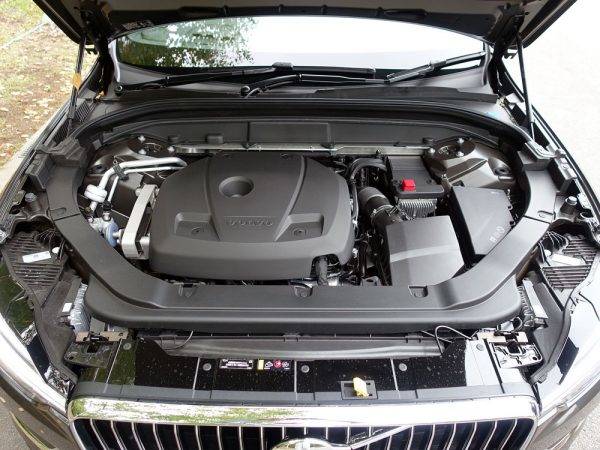 ボルボ　XC60　試乗記　エンジンルーム