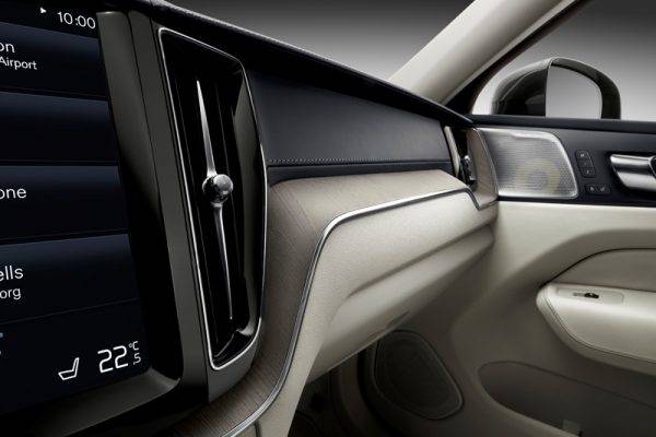 ボルボ　新型XC60を発売　インスツルメントパネル