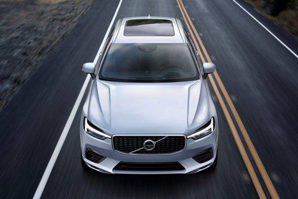 ボルボ　新型XC60を発売　走行イメージ