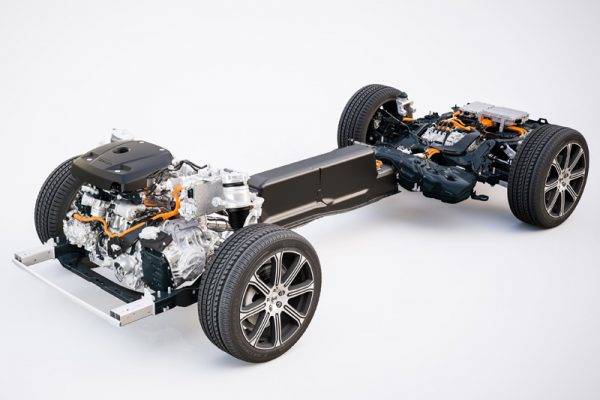 ボルボ　新型XC60を発売　プラグインハイブリッドシステム