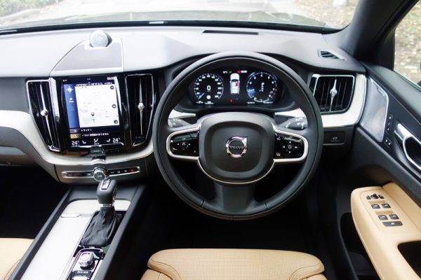 ボルボ　新型XC60を発売　コックピット