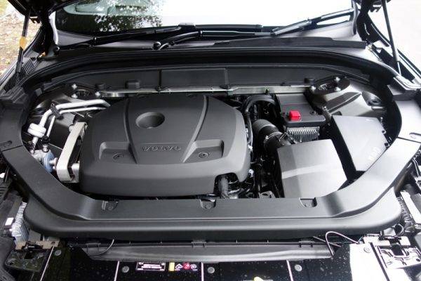 ボルボ　新型XC60を発売　エンジンルーム　T5エンジン