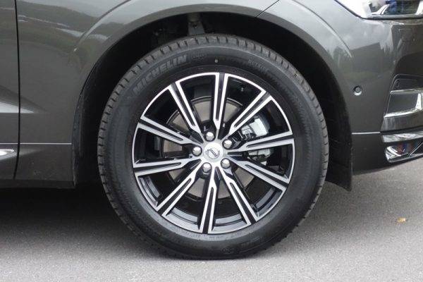 ボルボ　新型XC60を発売　19インチホイール　ミシュラン・ラチチュードスポーツ3　235/55R19
