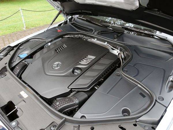 メルセデス・ベンツ　Sクラス　マイバッハ　試乗　Sクラス　エンジンルーム　V8ツインターボ