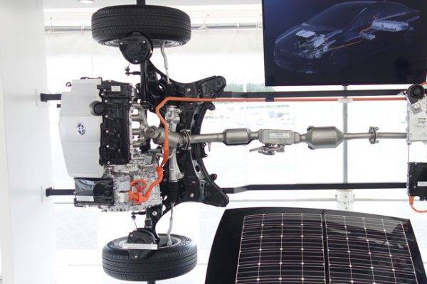 TNGAを採用したプリウスPHV　ステアリングラックは、ゴムブッシュなしでサブフレームにボルトで締結するダイレクトマウント