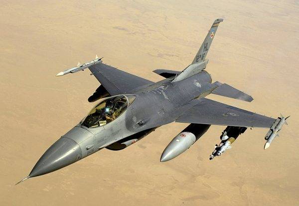 フライバイワイヤー　F16戦闘機
