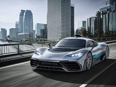 メルセデス・ベンツ 国産メーカーを凌ぐスケールで世界初公開も惜しみなく投入