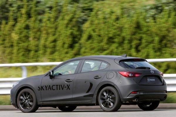 マツダ　スカイアクティブX　テストカー走行イメージ